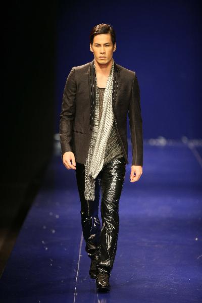 Versace's autumn/winter fashion show held in Dalian