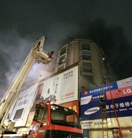 Fire breaks out in shopping mall in East China