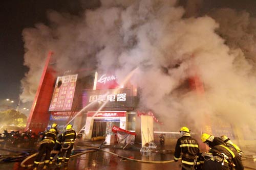 Fire breaks out in shopping mall in East China