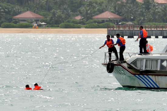 Maritime rescue exercise held in Sanya