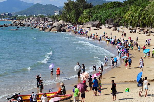 Tourists enjoy seaside in China's Hainan