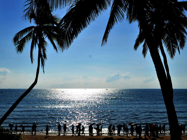 Tourists enjoy seaside in China's Hainan
