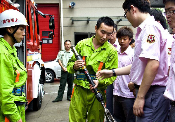 CHINA-SHANGHAI-METRO STAFF-FIRE FIGHTING (CN)