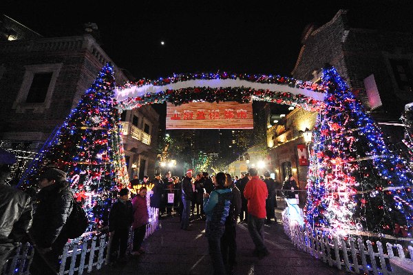 CHINA-SHANGHAI-CHRISTMAS MARKET-OPENING (CN)