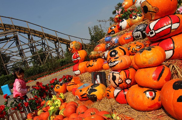 CHINA-SHANGHAI-HAPPY VALLEY-HALLOWEEN CARNIVAL (CN)