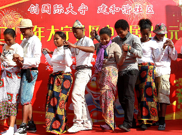 CHINA-SHANGHAI-STUDENTS-LANTERN FESTIVAL-CELEBRATION (CN)