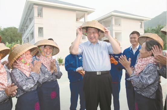 President pays visit to Hainan fishermen