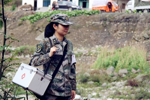 Female soldiers help out in quake-hit Taiping