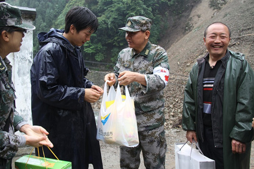 First air-lift medical team withdraws from Lushan quake zone