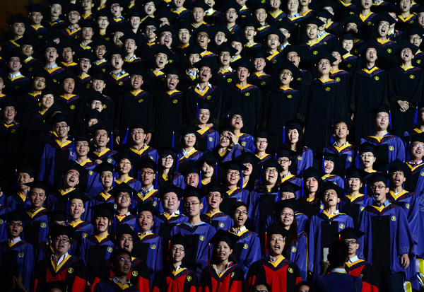 Students celebrate graduation in Xi'an Jiaotong University