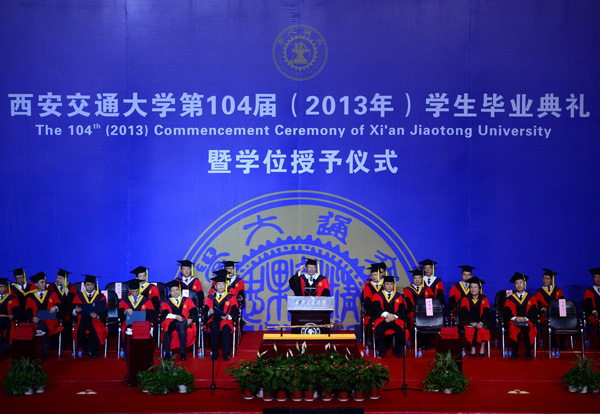 Students celebrate graduation in Xi'an Jiaotong University