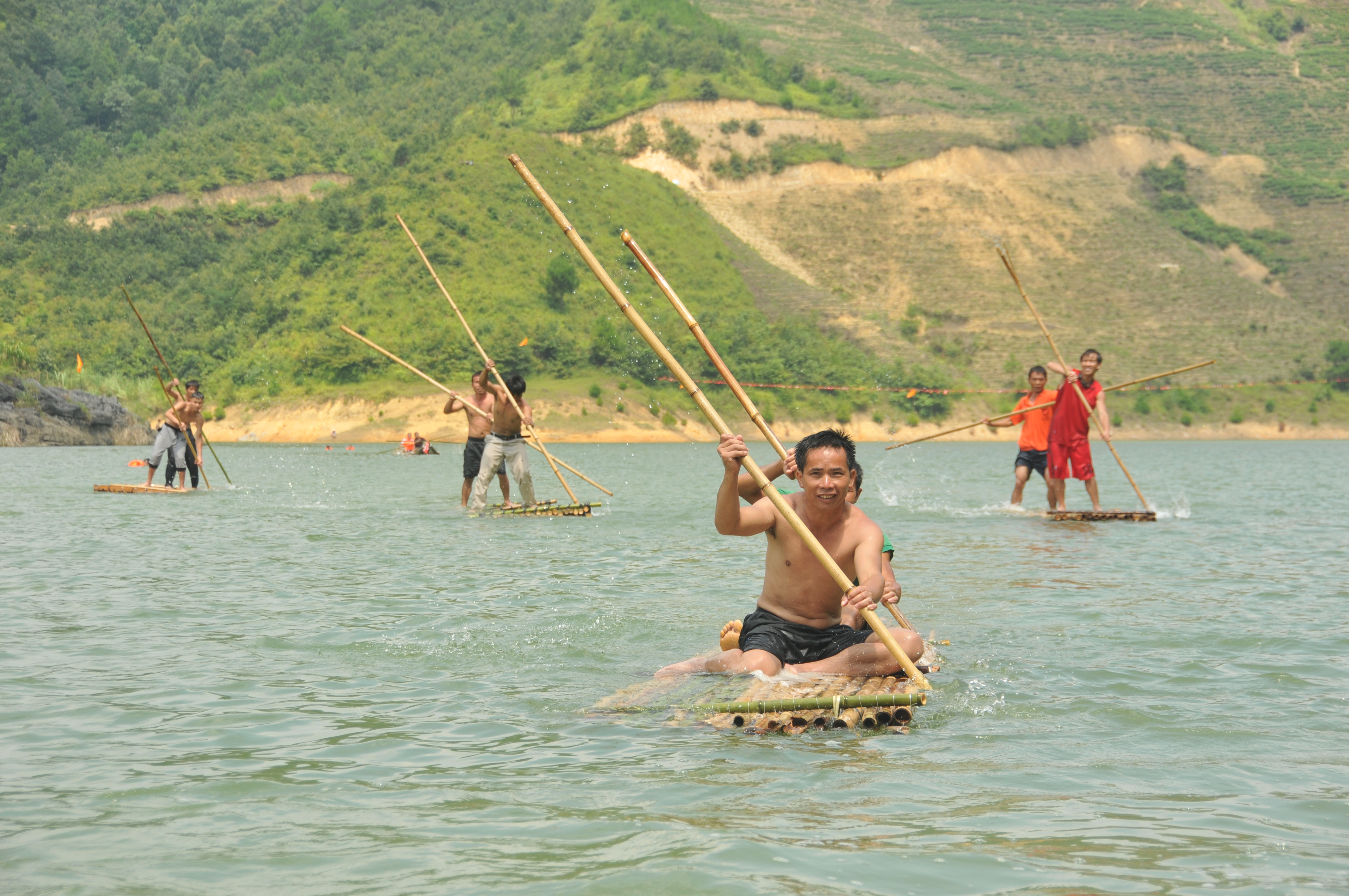 Guizhou hosts ethnic Shui traditional bamboo rafting match