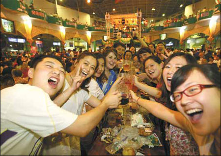 Qingdao Special: Beer in Qingdao fuels festival of food, fireworks and fun