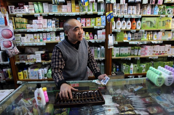 Calculating on a Chinese abacus