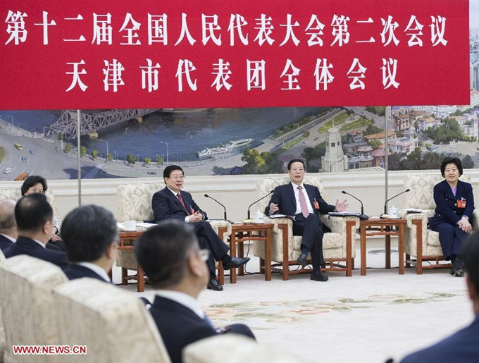 Zhang Gaoli joins discussion with deputies from Tianjin during 2nd session of 12th NPC