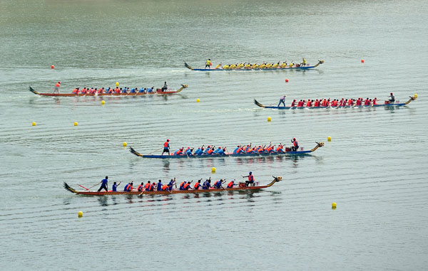 Yichang held dragon boat race