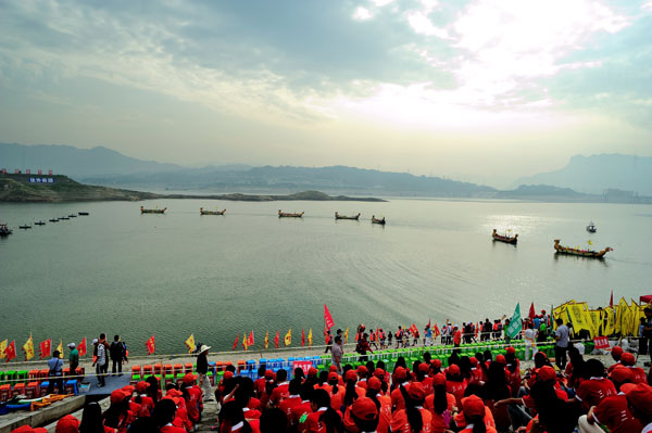 Yichang held dragon boat race