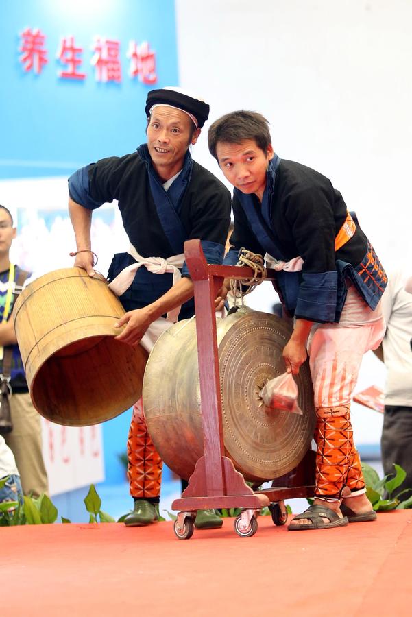 Actors perform in 5th China Guilin Int'l Tourism Expo