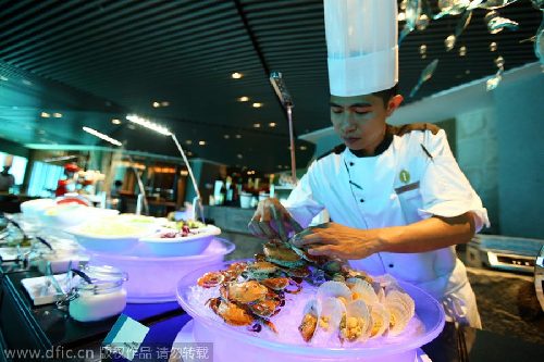 Undersea restaurant opens in Sanya