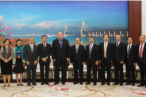 Zhanjiang officials cooperate with foreign diplomats