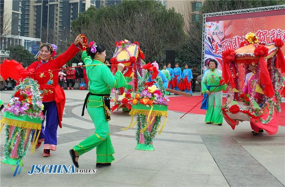 Intangible cultural heritage show staged in Zhenjiang