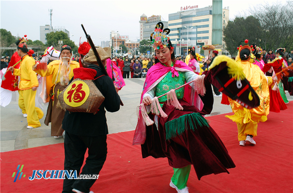 Intangible cultural heritage show staged in Zhenjiang