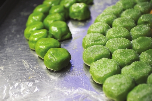 Make a sweet green rice ball in spring