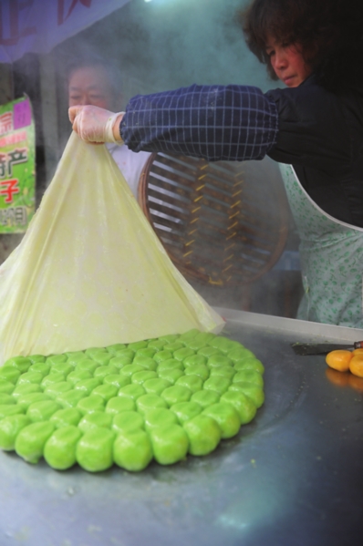 Make a sweet green rice ball in spring