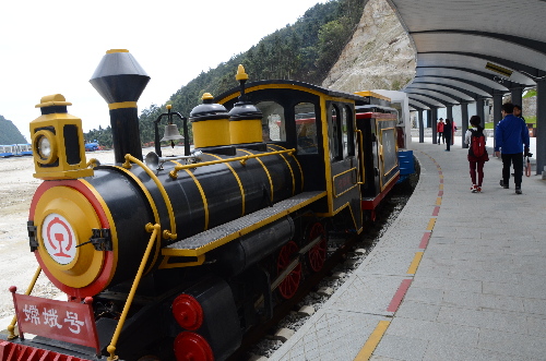 Small trains run on Mingyue Mountain