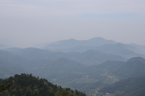 Small trains run on Mingyue Mountain