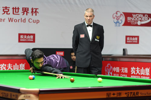 Ding narrowly escapes 1st group match