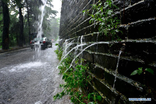 Nanjing's ancient city wall helps drain the rain