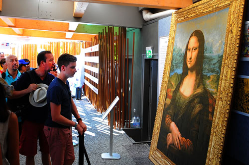 Yunjin <EM>Mona Lisa</EM> smiles in Milan