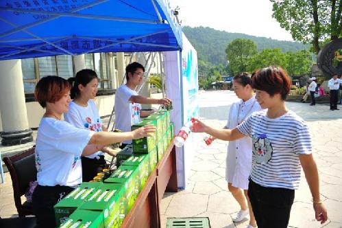 Zhejiang visitors enjoy colorful Qiandaohu Scenic Area