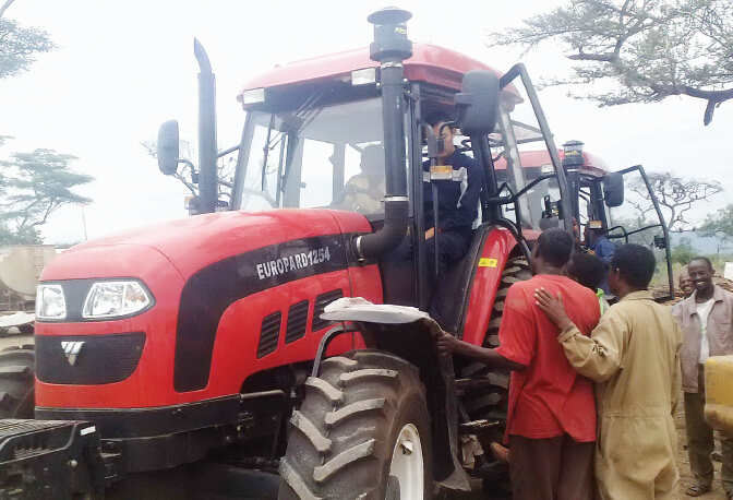 technician from Foton trains farmers in Sudan to use a harvester