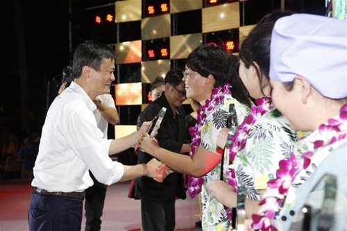 Jack Ma hands out rural teaching awards in Sanya