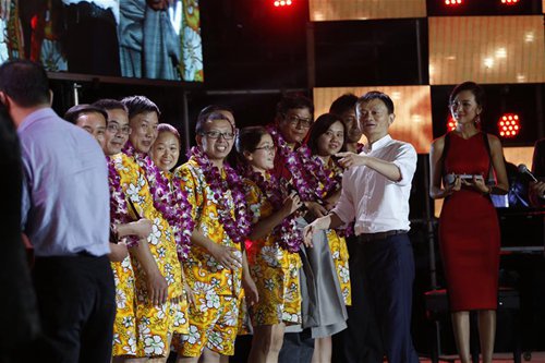 Jack Ma hands out rural teaching awards in Sanya