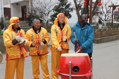Foreigners in Wuxi join locals to celebrate Lantern Festival