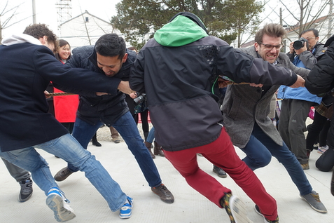 Foreigners in Wuxi join locals to celebrate Lantern Festival