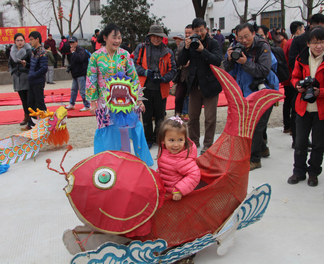 Foreigners in Wuxi join locals to celebrate Lantern Festival