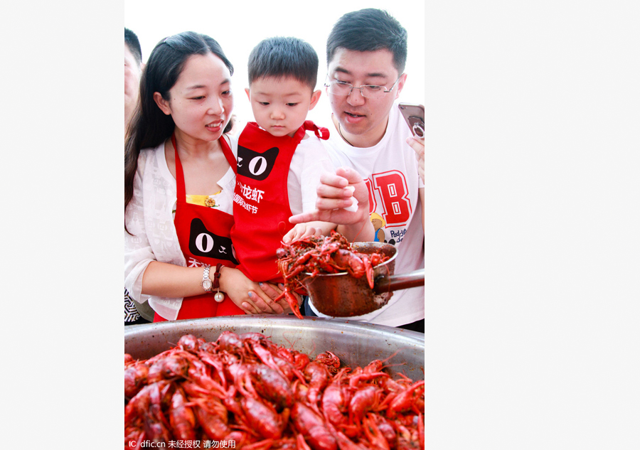 Tens of thousands flock to International Crayfish Fair in E China