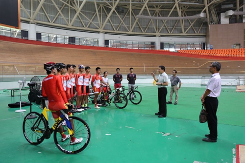 Jia Yong visits Rio Paralympics cycling team