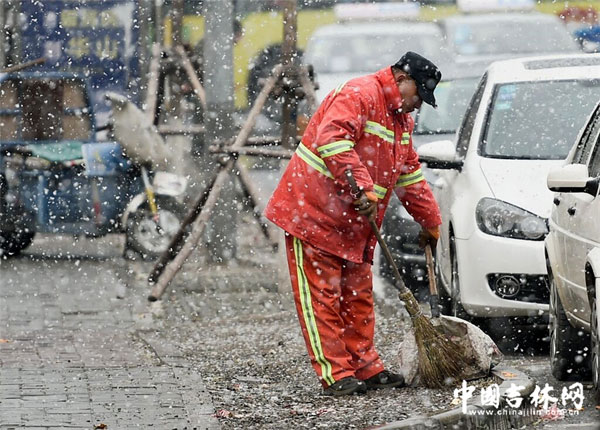 Snow hits Northeast China as temperatures drop