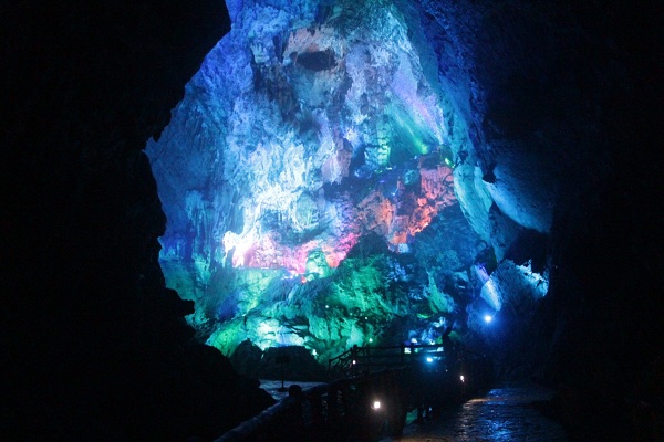 Explore dazzling karst caves in Xinyu