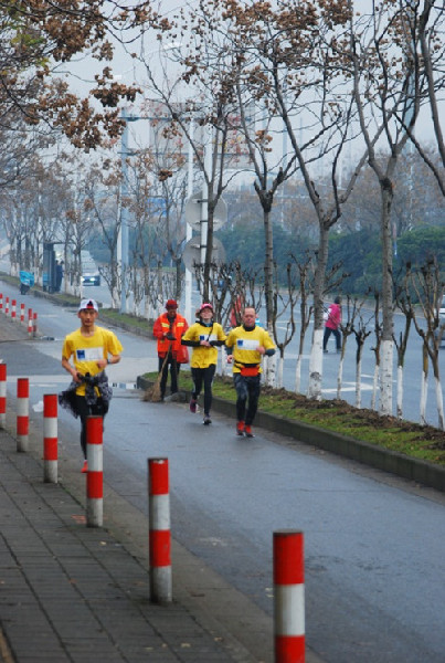 Wuxi's red envelope runners