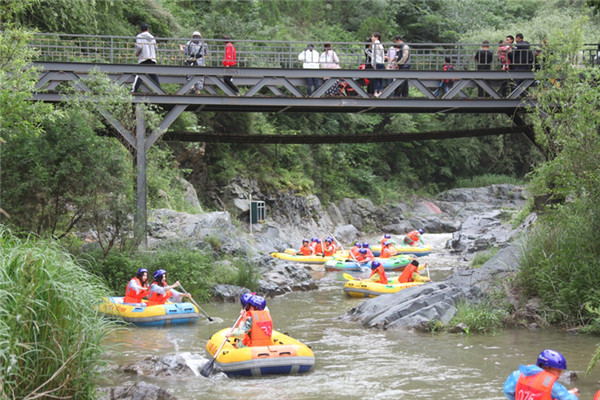 100 pairs of twins ride the waves in drifting festival