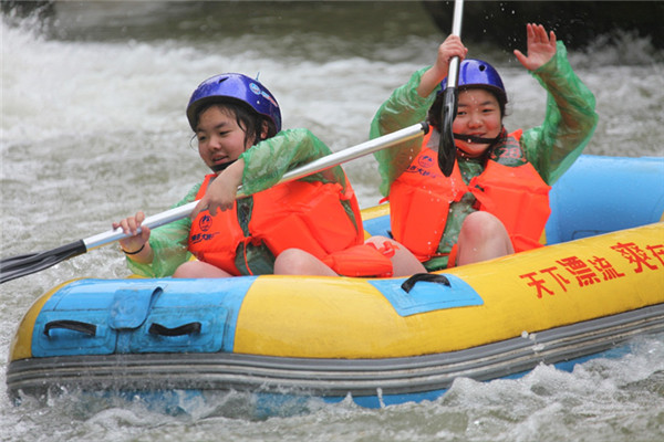 100 pairs of twins ride the waves in drifting festival