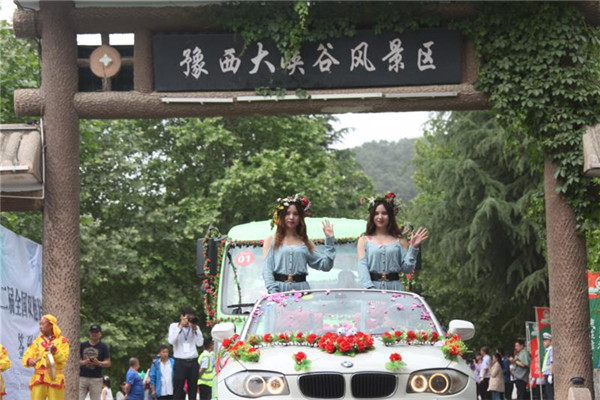 100 pairs of twins ride the waves in drifting festival