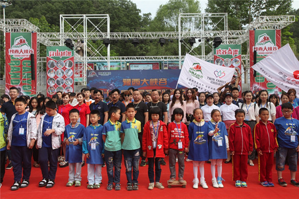 100 pairs of twins ride the waves in drifting festival