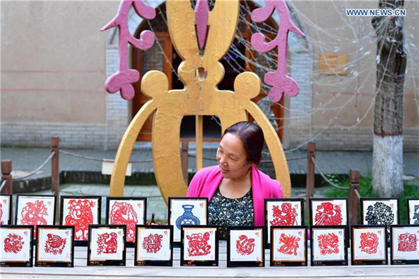 Pic story: inheritor of Shanzhou paper-cutting